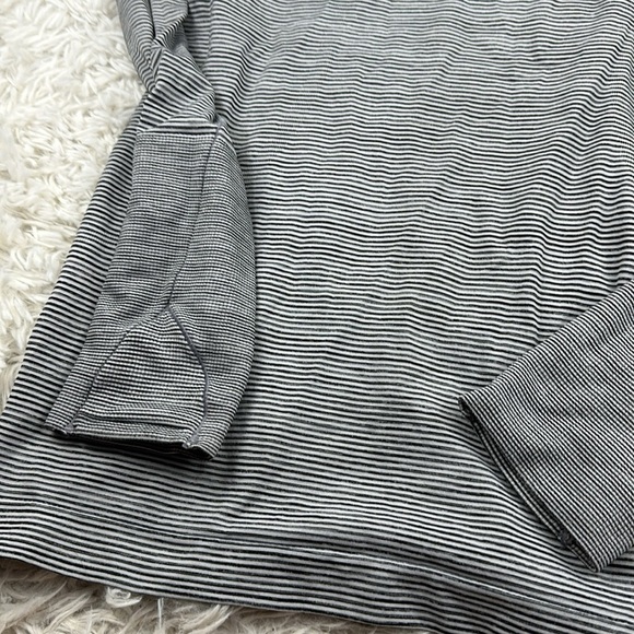 Lululemon Swiftly Relaxed-Fit Long Sleeve Shirt Stripe Black / White - Picture 2 of 4
